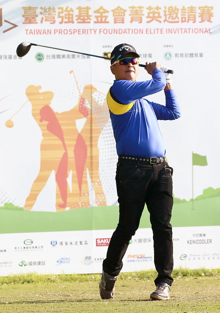 大贏第2名7桿　林文堂高捧冠軍盃