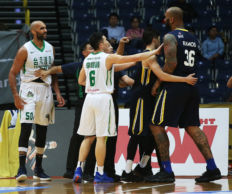 為隊友挺身而出　拉莫斯展大哥風範