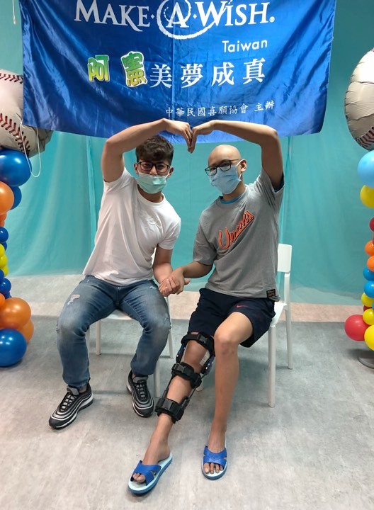 陳傑憲送愛心　與重症病童相約球場見