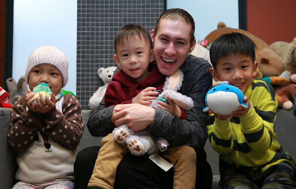 分享粉絲的愛　Brown送娃娃給台灣病童