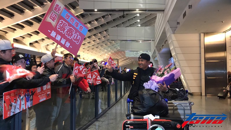 張泰山返抵國門　死忠球迷接機