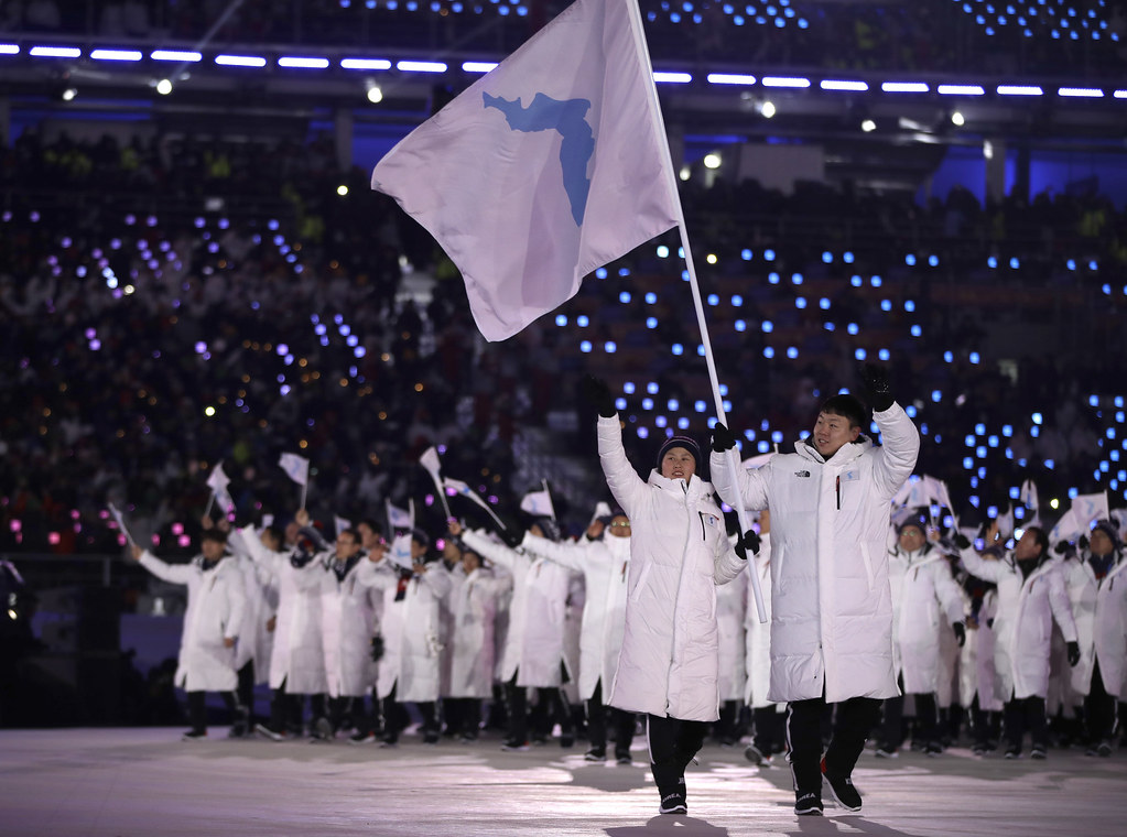 韓、朝共同進場　平昌冬奧感動中點燃聖火