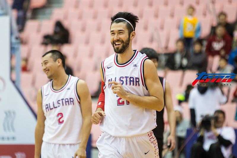 明星白逆轉勝捐獎金　簡浩耍寶秀整場