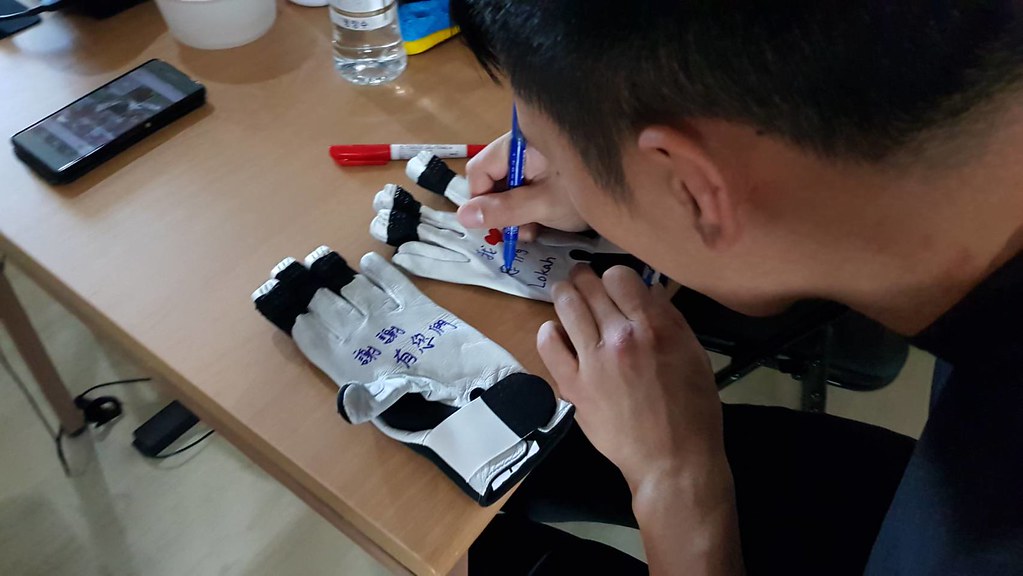 手套寫字道感謝　連德安享受冬奧之旅