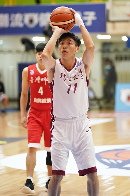 潘佳舜帶傷硬拚　輔大擒台師8強好彩頭