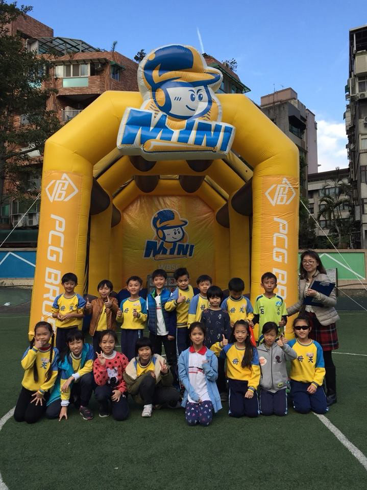 黃忠義親身體驗迷你棒球　少棒勁旅交流玩全比賽