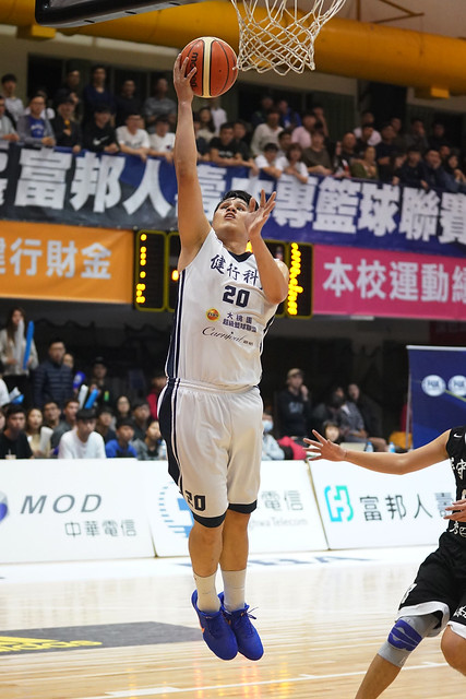 「加菲貓」成板凳暴徒　健行退義守登複賽龍頭