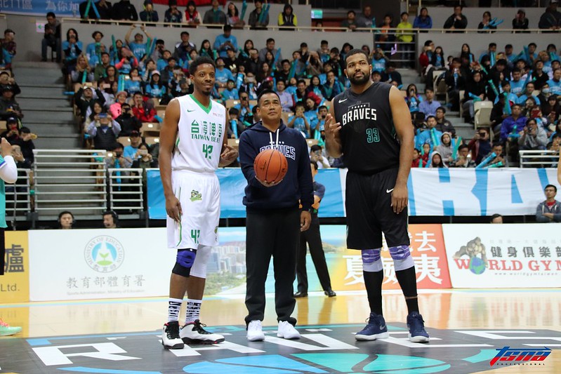 鋒砲降臨！　陳金鋒開球引爆新莊體育館