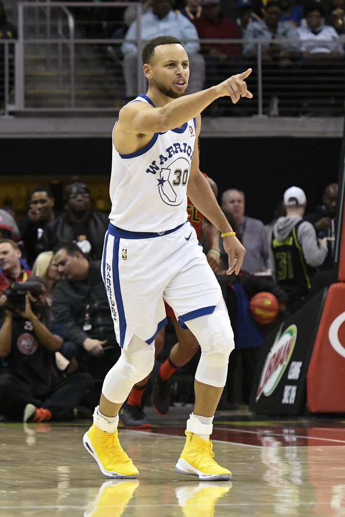 勇士跨季7連勝老鷹　Curry卻再度傷退
