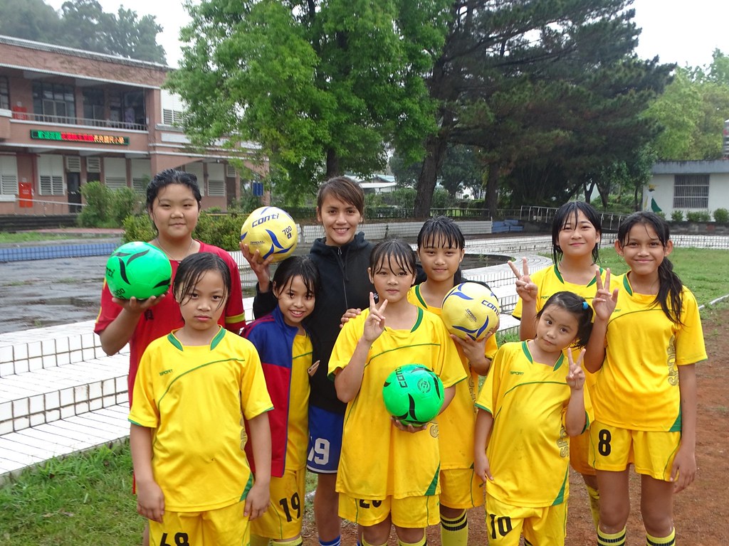 世大運足球甜心回饋家園　送球給偏鄉小孩