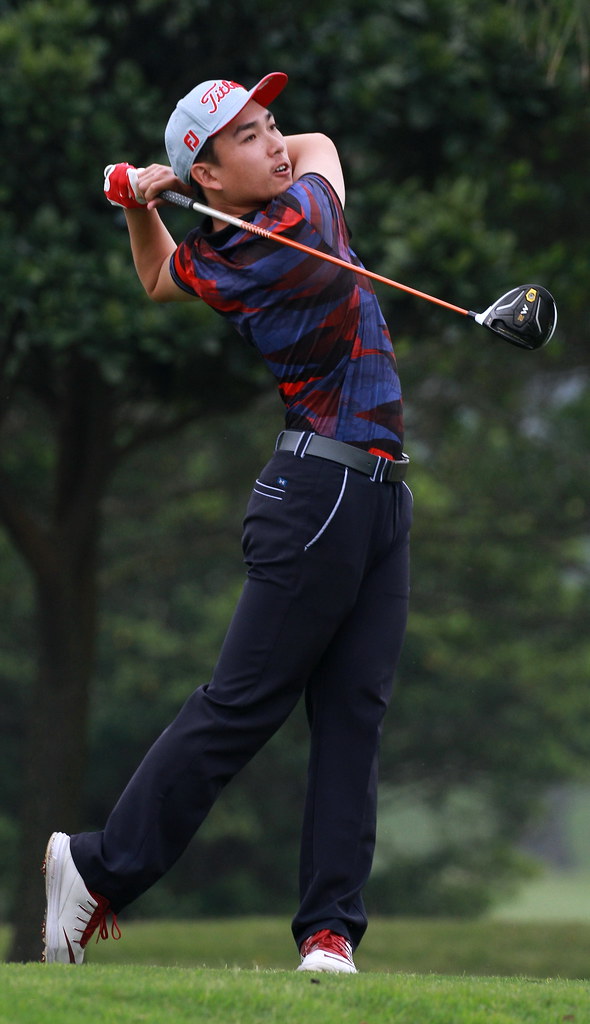 上月甫轉職業　邱瀚霆首回合暫居龍頭