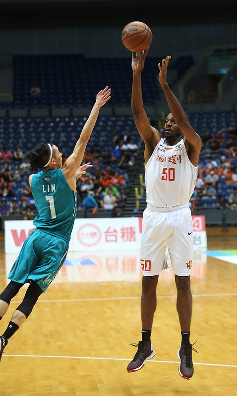 戴維斯苦練3分　簡浩讚姿勢標準