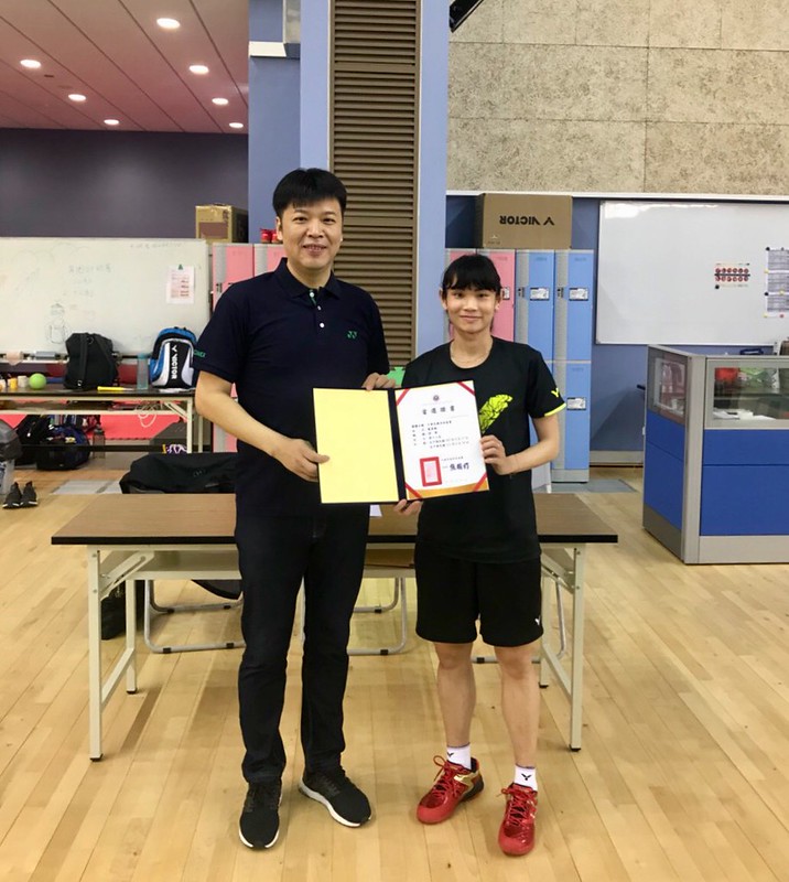 小戴上任選手理事　羽協理事長親頒聘書