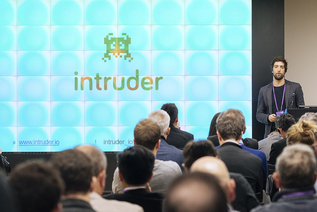 英格蘭國家隊成員收到安全人員的簡報