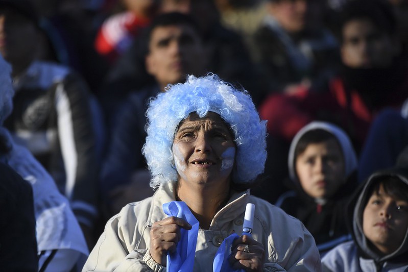 奪冠美夢一步步幻滅　阿根廷球迷揮淚相擁