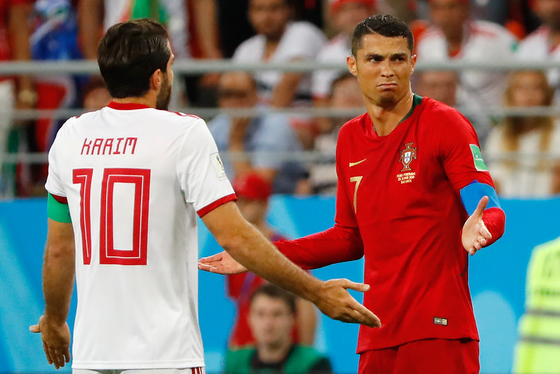 C羅肘擊沒吞紅牌　伊朗教頭不滿VAR判決　