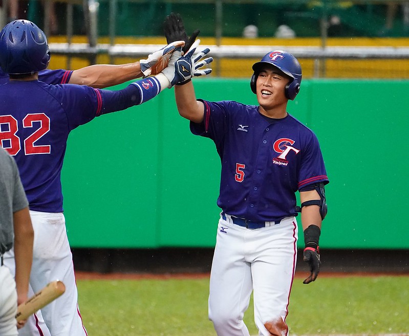 雨中嗑泡菜　中華隊大勝韓國旗開得勝