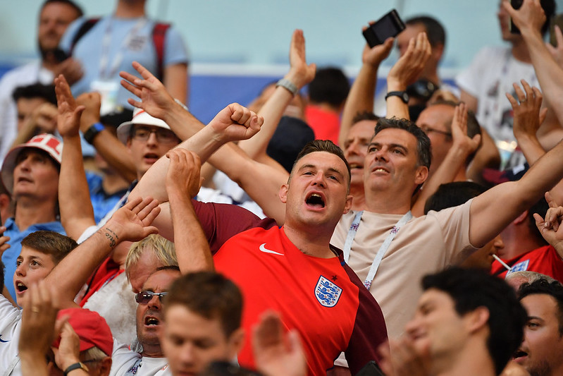 英格蘭成功晉級　球迷瘋狂噴灑啤酒慶祝