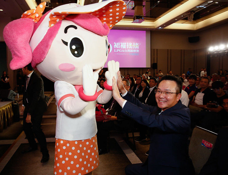 裙襬搖搖寫下歷史新頁　與18名插畫家合作