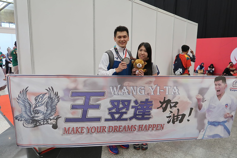 王翌達雙喜臨門　奪銀與新婚妻慶祝