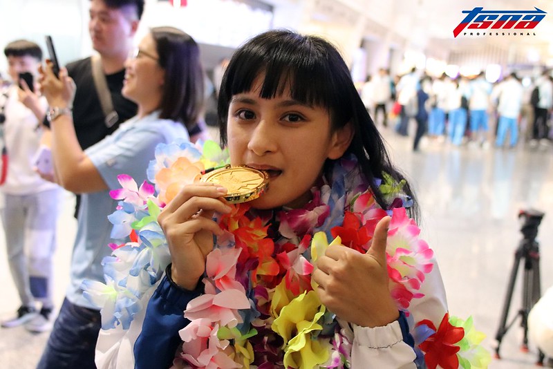 族人包車大陣仗接機　谷筱霜驚喜萬分