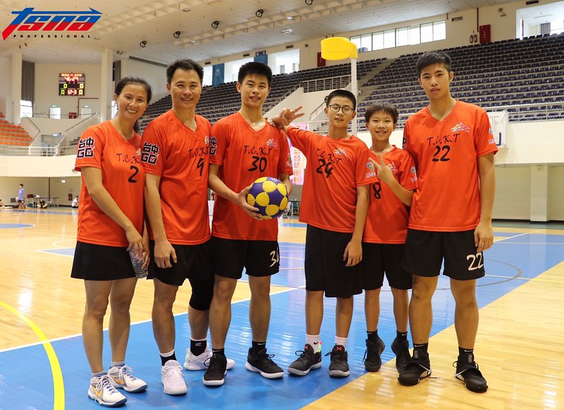 合球比賽「全家總動員」　父、母、子同場競賽　