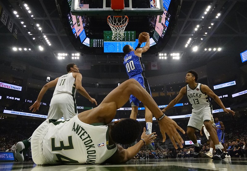 公鹿開季6連勝　Antetokounmpo頭部被打中
