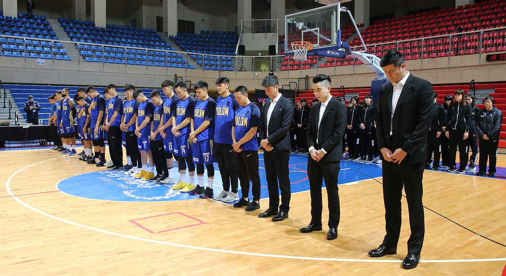 悼念嚴凱泰　裕隆賽前默哀