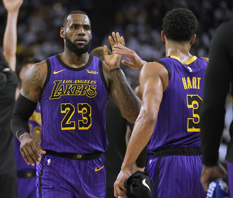 耶誕節湖人大勝勇士　LeBron因傷退場