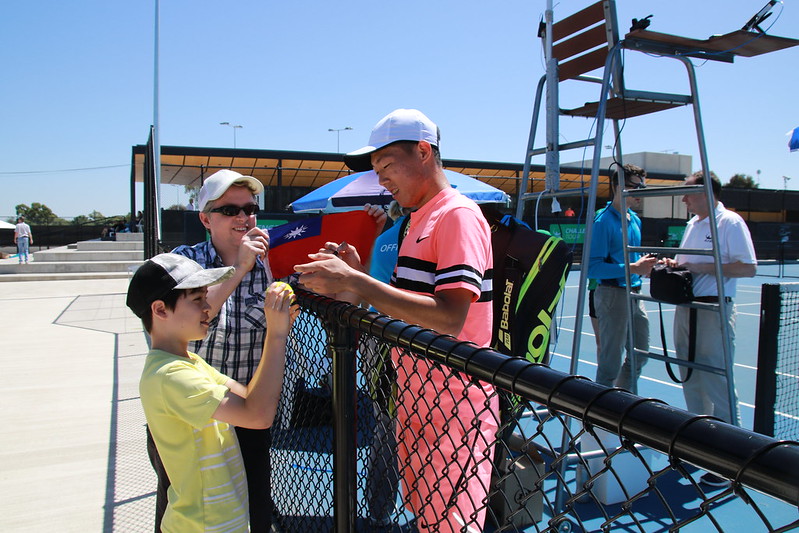 轉職業首戰　曾俊欣直落2晉級會內賽