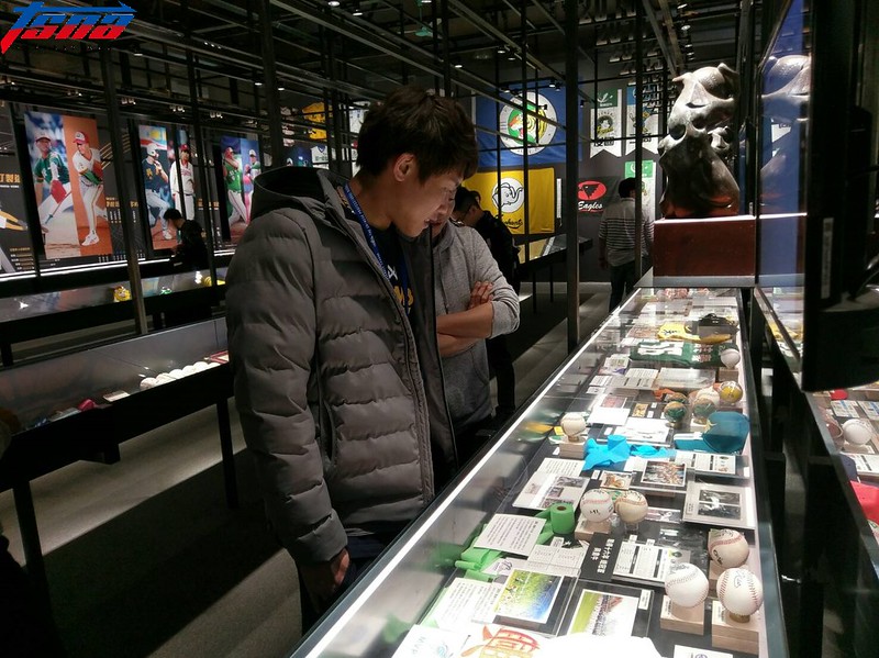 偶像林英傑親送手套　陳冠宇：最難忘禮物