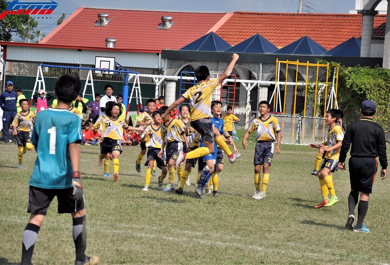 「霸氣哥」出馬　新市國小旭村盃鯨魚組摘冠