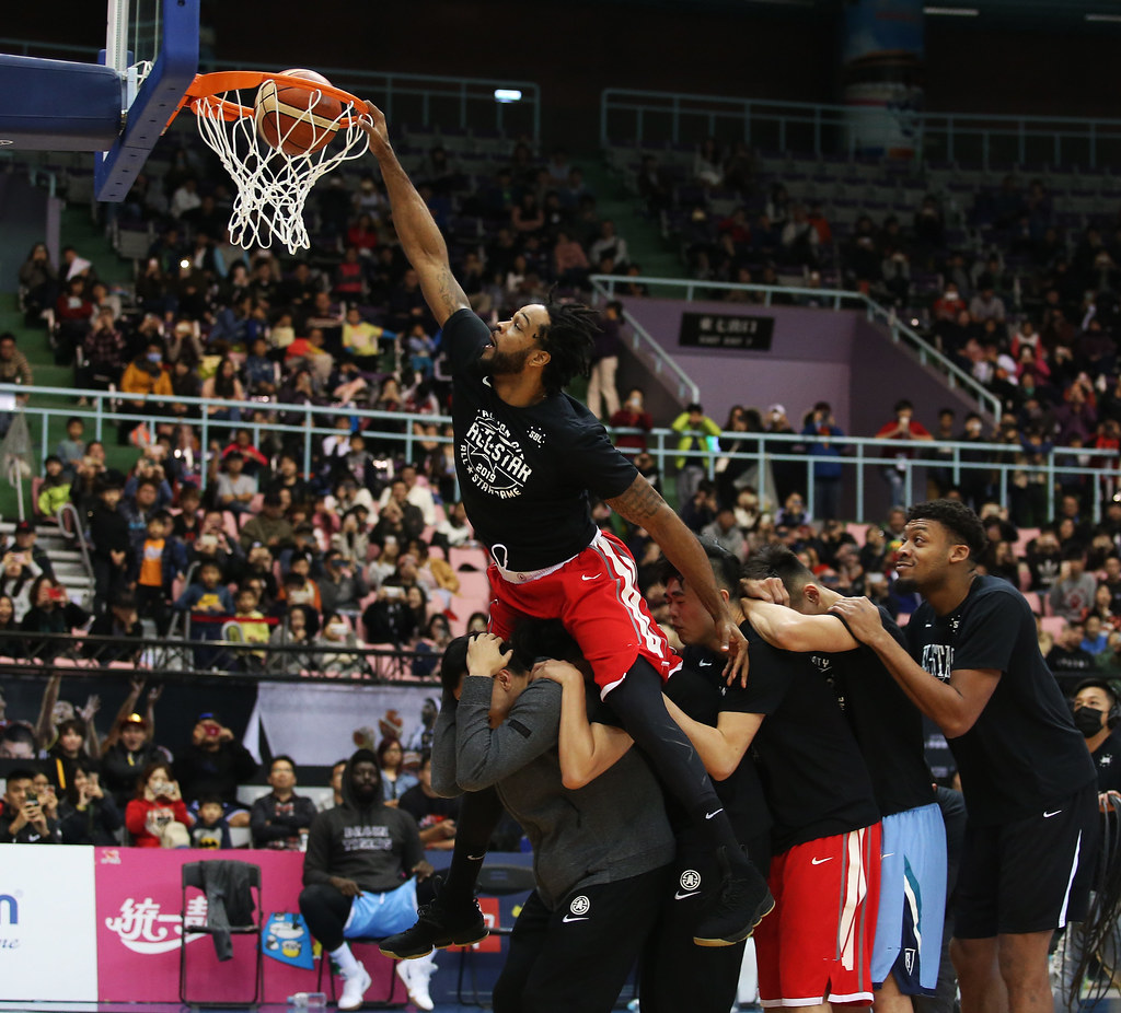 飛越5人經典　泰勒再拿灌籃大賽冠軍