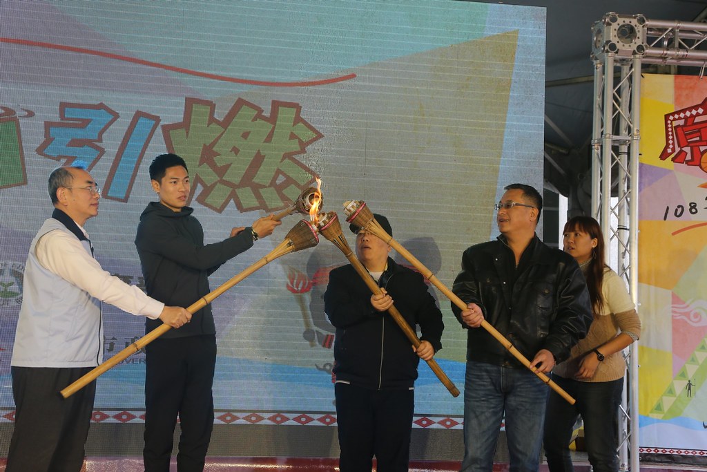 陳傑將火炬遞給父親　原民運聖火起跑