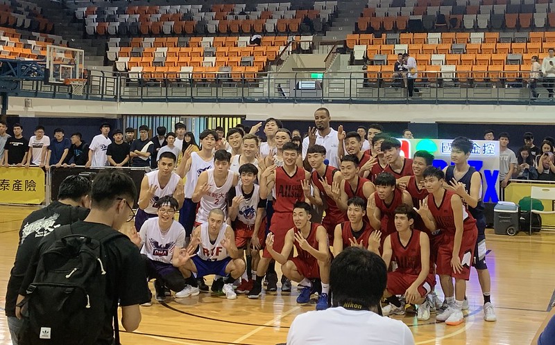 Lewis首度來台　與政大陳郁仁尬3分