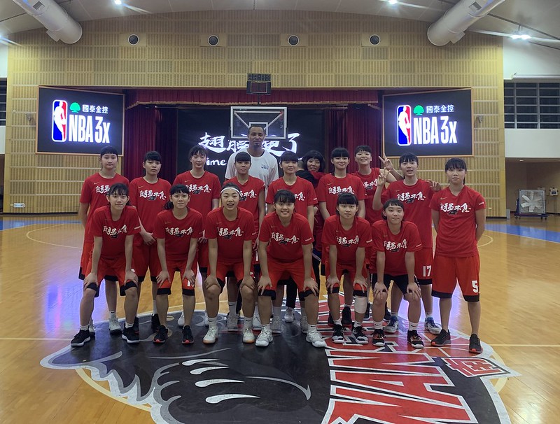 Lewis好親民　與南山高中齊練球