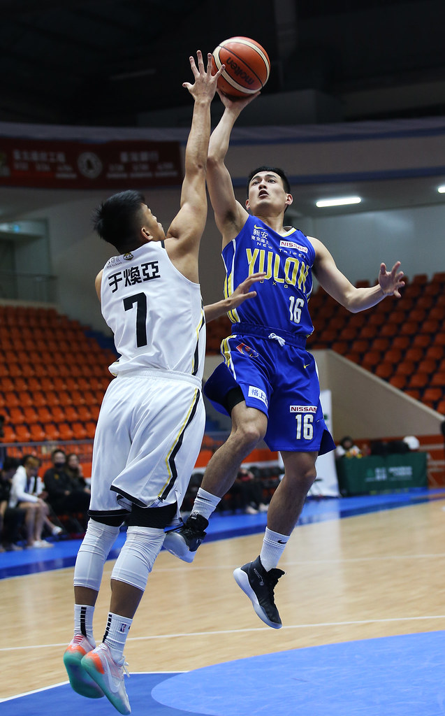 林韋翰壓哨大三元　夏普棒打老東家