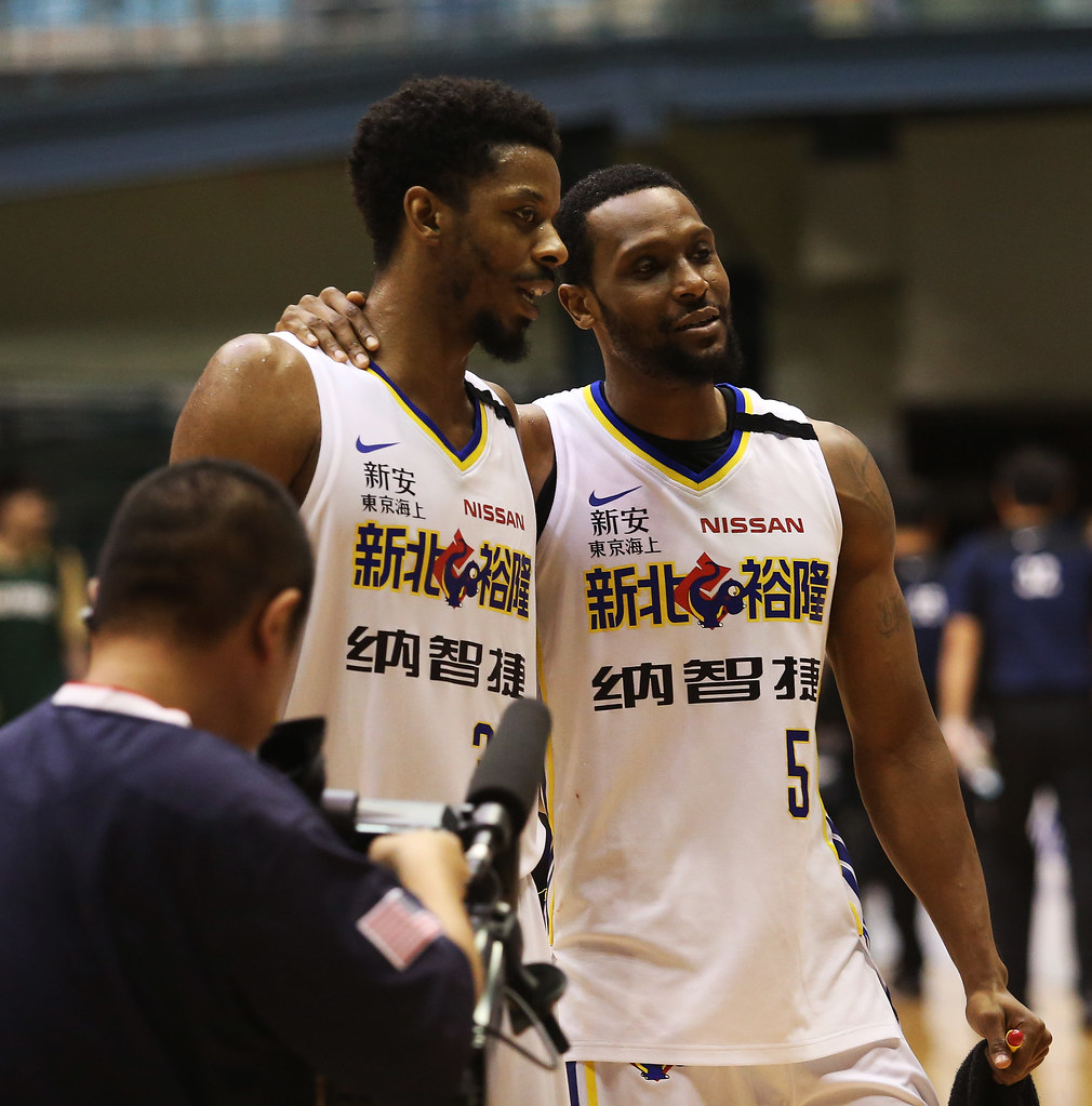 贏球場下和解　夏普、瓊斯仍是好兄弟