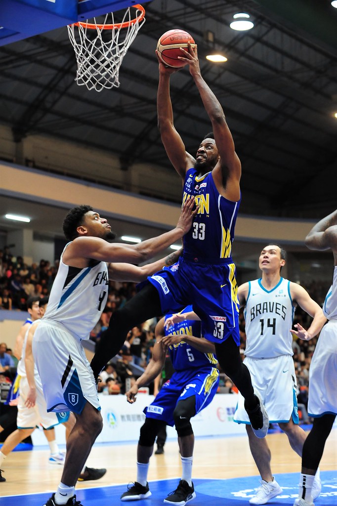 夏普大殺四方　39分21籃板退富邦