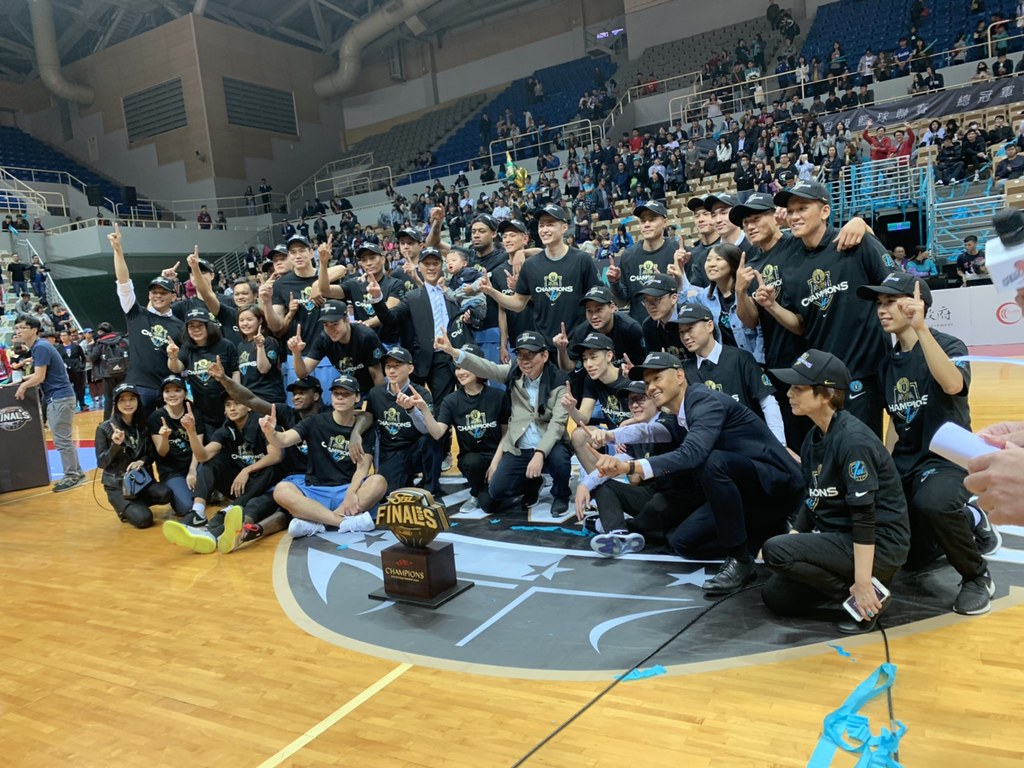 直落4橫掃台啤　富邦捧隊史首冠