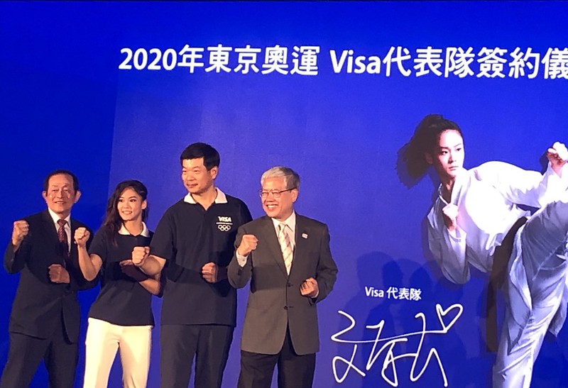 拿到客製專屬信用卡　文姿云笑稱裱起來