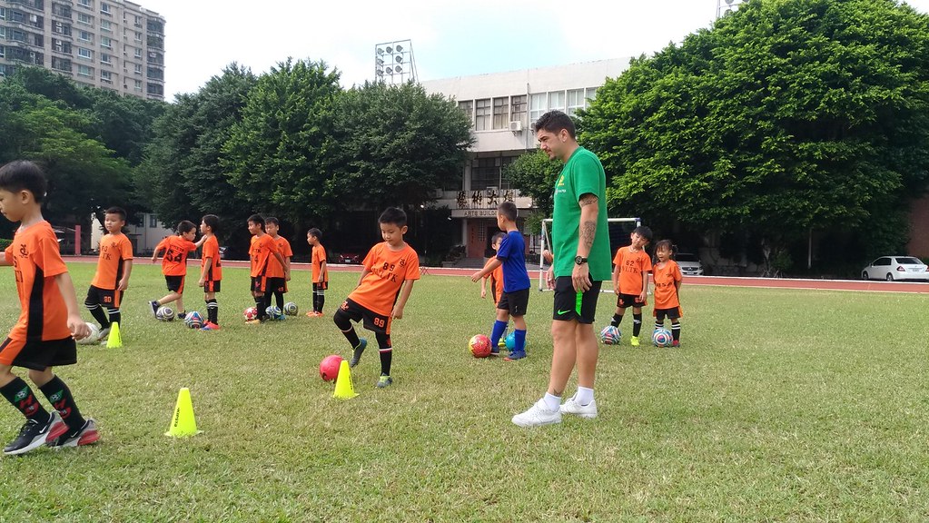 國際親善合作　澳洲球星下場指導小球員