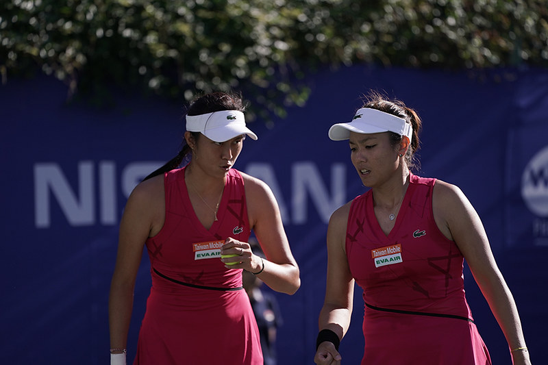 不敵法網冠軍　詹家姊妹出師不利