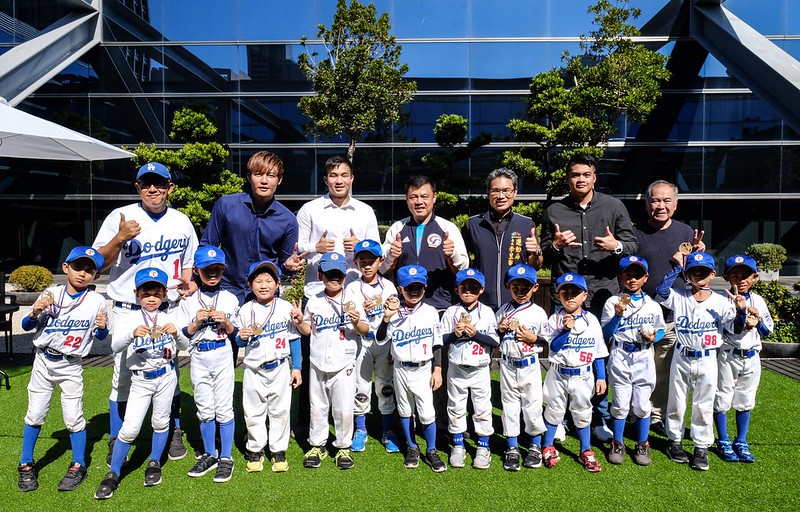 與小球員打成一片　王維中稱自己幼稚
