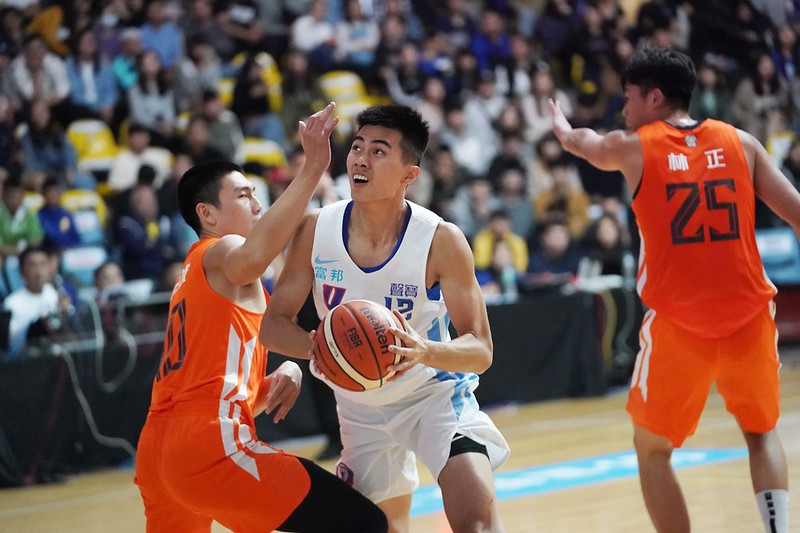 丁冠皓霸氣扣籃　想拚新人王