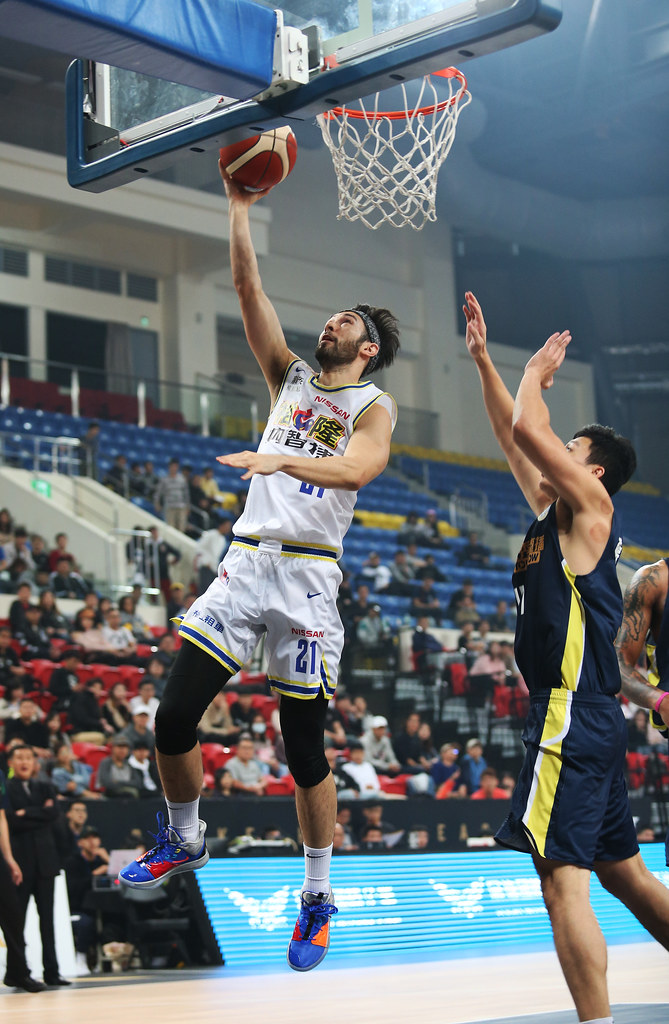 簡浩換隊照射　裕隆首戰搶勝