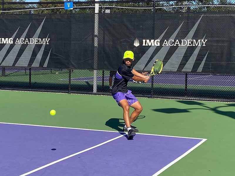 與費爸練球　曾俊欣力拚單打150名