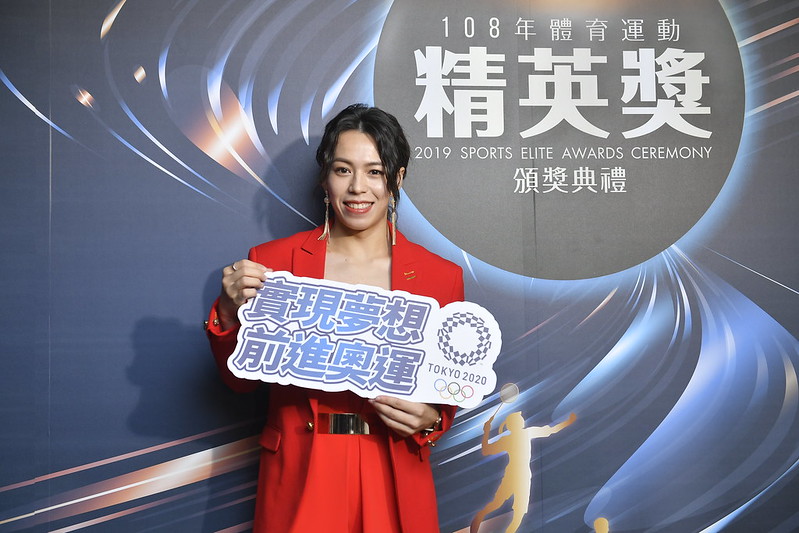 紅色禮服氣勢如虹　郭婞淳頒獎給自己