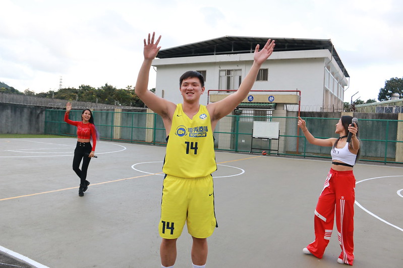 九太花蓮送暖　勤明慶高唱《浪子回頭》