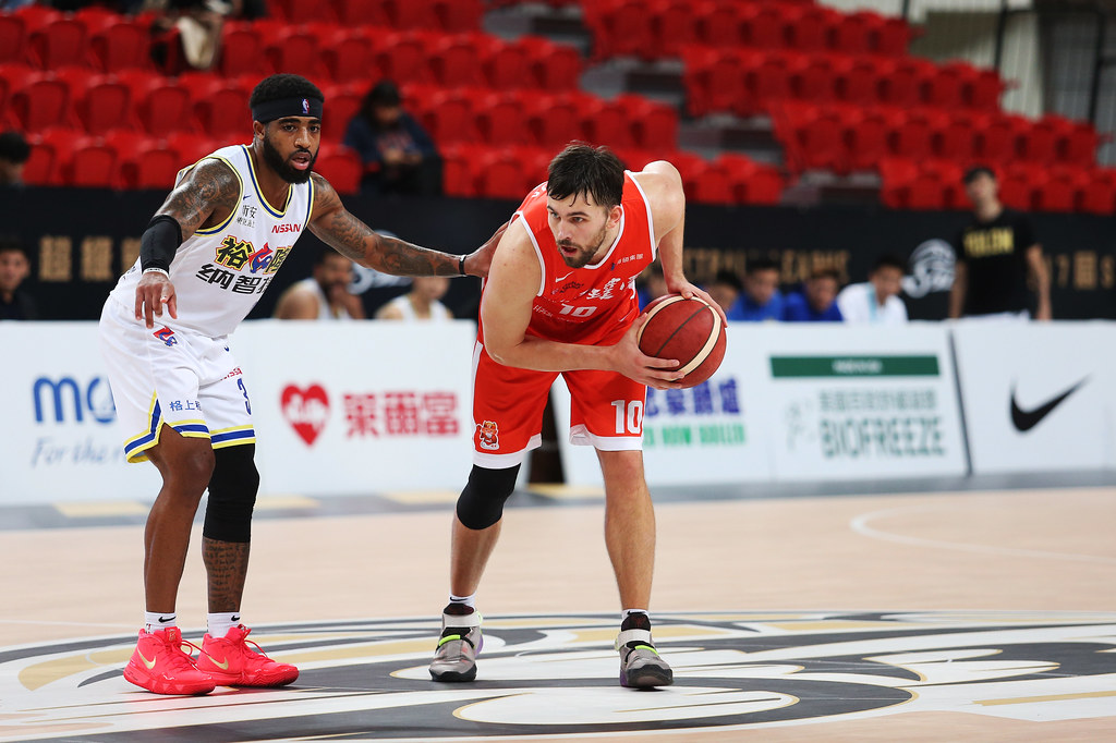 簡偉儒、愛德齊飆分　璞園慢熱2連勝